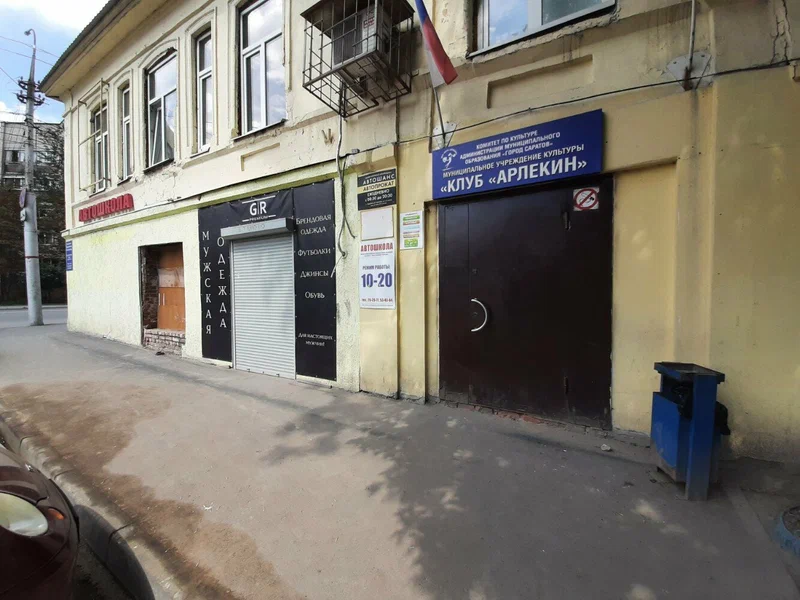 Вход в здание сбоку