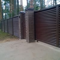 Высокий забор на даче
